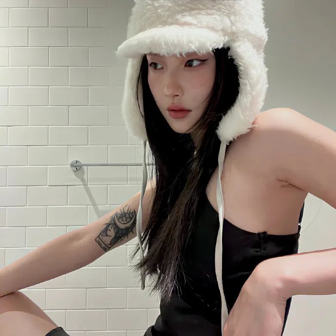 这名男子，捡到了人鱼。